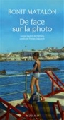 De face sur la photo.