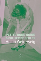 Petite robe noire et collier de perles