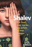 Un fusil, une vache, un arbre et une femme