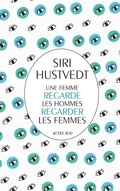 Une femme regarde les hommes regarder les femmes